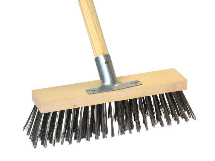 Stahldrahtbesen mit Stiel